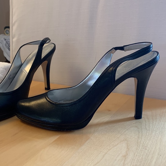 TAHARI black sz 9 sling back heels - Picture 2 of 5